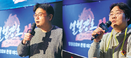 노정환 넥슨 모바일사업본부장(왼쪽)과 정순렬 액트파이브 대표가 4일 서울 서초동 넥슨아레나에서 열린 '열혈강호M' 미디어 쇼케이스에서 이 게임에 대해 대해 설명하고 있다. 넥슨 제공